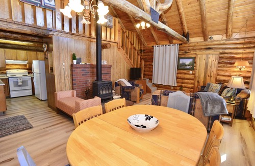 Cascade House | Blumisalp ~ Quintessential Idaho Log Cabin - Wifi - Trailer parking - Fire pit - Wood stove