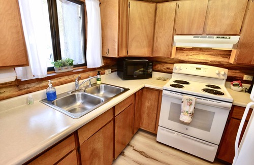 Cascade House | Blumisalp ~ Quintessential Idaho Log Cabin - Wifi - Trailer parking - Fire pit - Wood stove