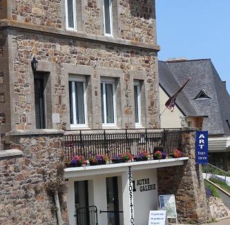 Ploubazlanec Bed & Breakfast | BnB Maison d'Art Breakfast in the Art Gallery