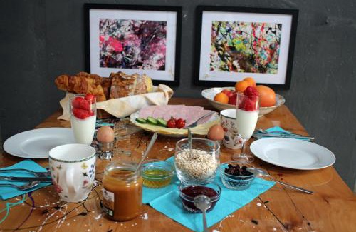 Ploubazlanec Bed & Breakfast | BnB Maison d'Art Breakfast in the Art Gallery
