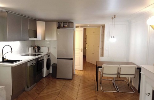 Quartier de la Place-Vendome Apartment | BnBNook - Bright 1BR by Louvre and Tuileries Gardens