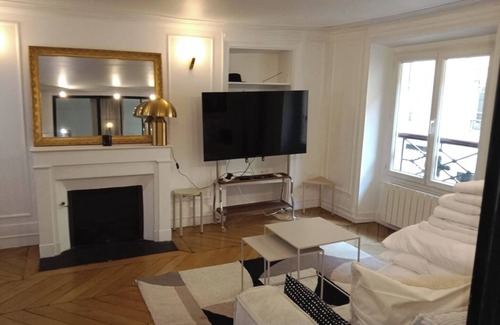 Quartier de la Place-Vendome Apartment | BnBNook - Bright 1BR by Louvre and Tuileries Gardens