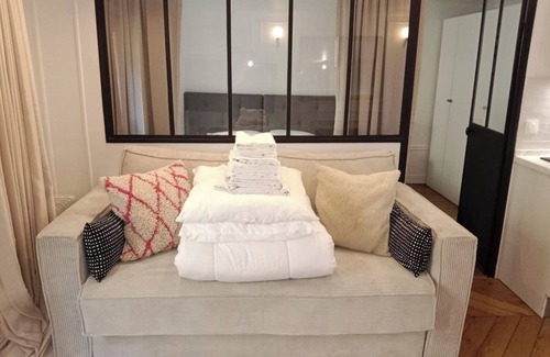 Quartier de la Place-Vendome Apartment | BnBNook - Bright 1BR by Louvre and Tuileries Gardens