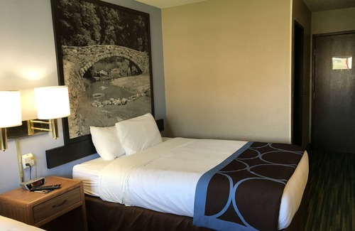 Waterloo Hotel | Boarders Inn & Suites by Cobblestone Hotels - Waterloo/Cedar Falls