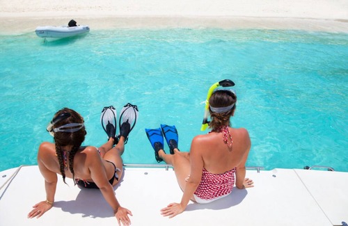 Likuri Island Boat Rental | Boat & Breakfast private LUX CATAMARAN Mamanuca and Yasawa FIJI ISLANDS
