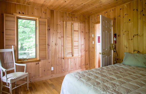 Howe Island Cabin | Boat House with panoramic views and balcony