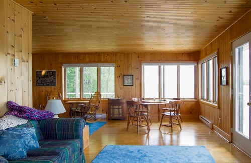 Howe Island Cabin | Boat House with panoramic views and balcony