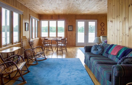 Howe Island Cabin | Boat House with panoramic views and balcony
