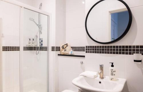 Tower Hill Apartment | Bob W Tower of London