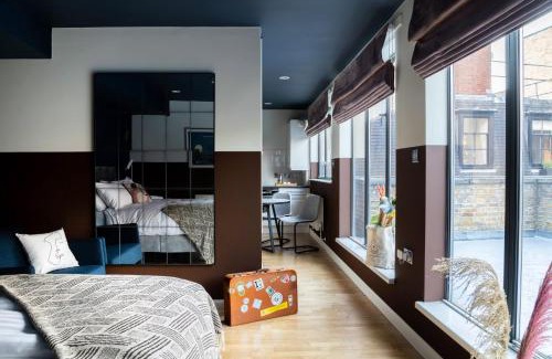 Tower Hill Apartment | Bob W Tower of London