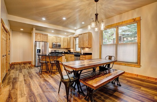 Estes Park House | Bobcat -Premier Mountain Getaway - A/C & Hot Tub!