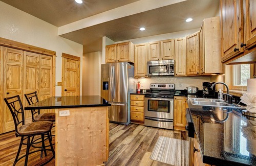 Estes Park House | Bobcat -Premier Mountain Getaway - A/C & Hot Tub!