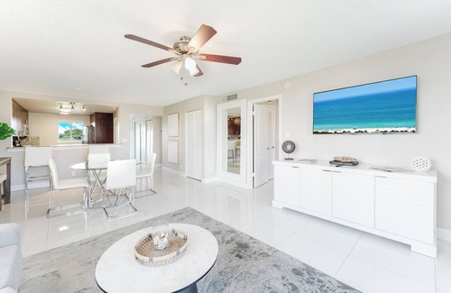 Boca Raton Apartment | Boca Raton - Across from Beach - Balcony Pool Parking 2BR