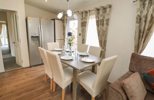 Morpeth Cottage | BOCK RETREAT, pet friendly, with hot tub in Felton