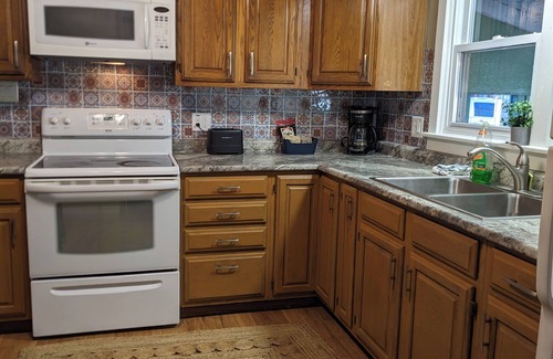 Marion House | Bohemian Bungalow + Game Room + Large Yard + Boat Parking
