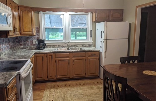 Marion House | Bohemian Bungalow + Game Room + Large Yard + Boat Parking