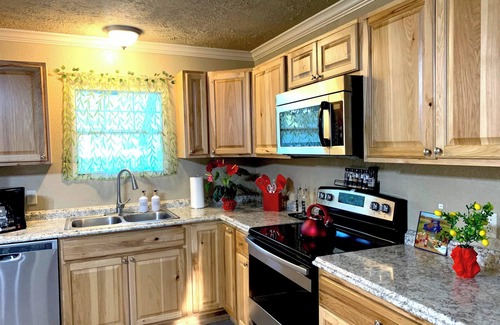 Magnolia House | Bohemian Cottage King Queen,Fast WiFi,RV Parking,Unity Park,Great for Long Stay!