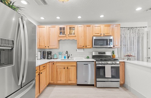 Old Northwood Historic District House | Bohemian Retreat-Heated Pool, Jacuzzi & Pool Table