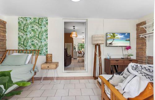 Miami Shores House | Boho 3br Miami Retreat Firepit & Outdoor Bar