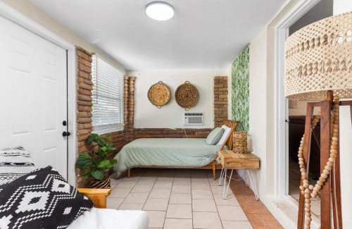 Miami Shores House | Boho 3br Miami Retreat Firepit & Outdoor Bar