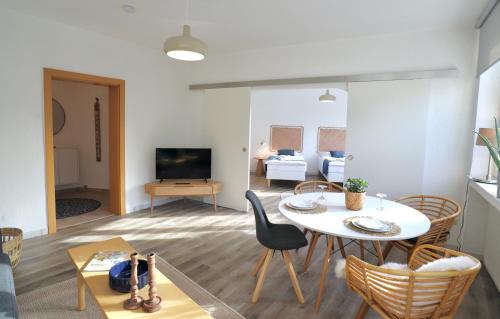 Holsterhausen Apartment | BOHO APARTMENT: NETFLIX + BALCONY + BATHTUB