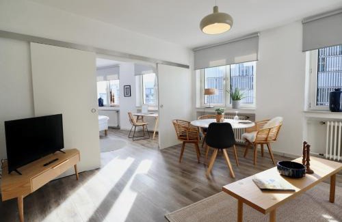 Holsterhausen Apartment | BOHO APARTMENT: NETFLIX + BALCONY + BATHTUB
