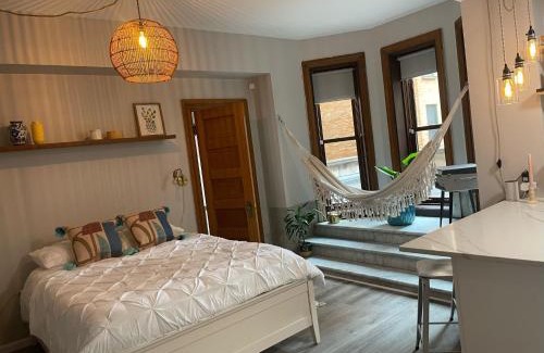 Lake View East Apartment | Boho Chic City Studio: Lakeview, Chicago