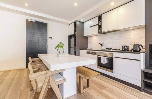 South Yarra Apartment | Boho Dreamscape with Shared Pool and Gym