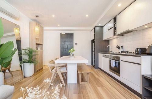 South Yarra Apartment | Boho Dreamscape with Shared Pool and Gym