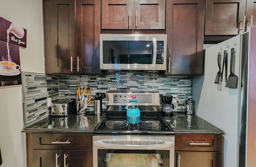 West Poplar Apartment | Boho Luxe/3 King Beds/Pool Table/85" TV
