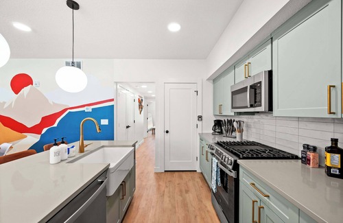 People's Freeway House | Boho Vibe Townhome King Bed Garage SLC