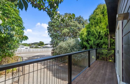 Paraparaumu House | Bold Beauty – Paraparaumu Upstairs Holiday Unit