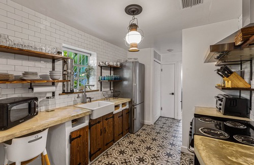 Coral Way Cabin | Bombadil's Inn - Historic Cottage & Garden Retreat