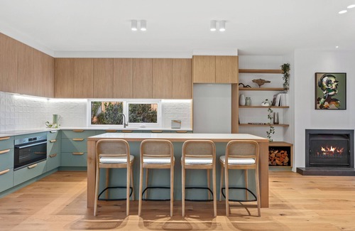 Shoreham House | "Bombora View" Shoreham Beach House - Heated Pool, Walk to Beaches and Wineries