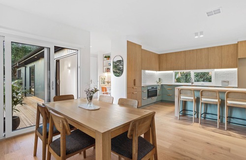 Shoreham House | "Bombora View" Shoreham Beach House - Heated Pool, Walk to Beaches and Wineries