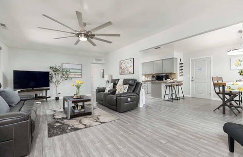 Porterville House | Bonita Blue - Spa & Zen Pond