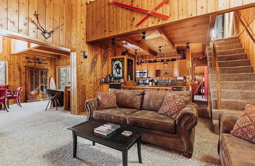 Upper Moonridge Cabin | Bonnie Brae - Ski Chalet