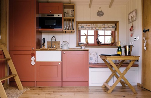 Bottesford Cabin | Bonnie's Shepherd's Hut - Wellness & Hot Tub