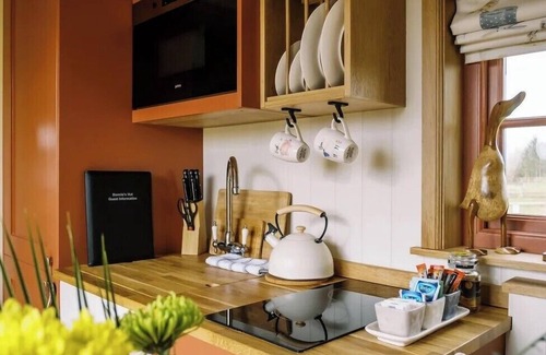 Bottesford Cabin | Bonnie's Shepherd's Hut - Wellness & Hot Tub