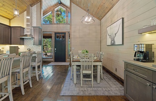 Hochatown Cabin | Book 3 nights- 4th night free! A luxury 2-Bedroom