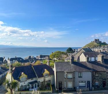 Criccieth Apartment | BOOK A 2 NIGHT STAY! Unique Church, Fresh Sea Breezes, Sea Views