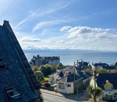 Criccieth Apartment | BOOK A 2 NIGHT STAY! Unique Church, Fresh Sea Breezes, Sea Views
