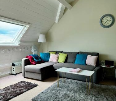 Criccieth Apartment | BOOK A 2 NIGHT STAY! Unique Church, Fresh Sea Breezes, Sea Views