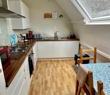 Criccieth Apartment | BOOK A 2 NIGHT STAY! Unique Church, Fresh Sea Breezes, Sea Views