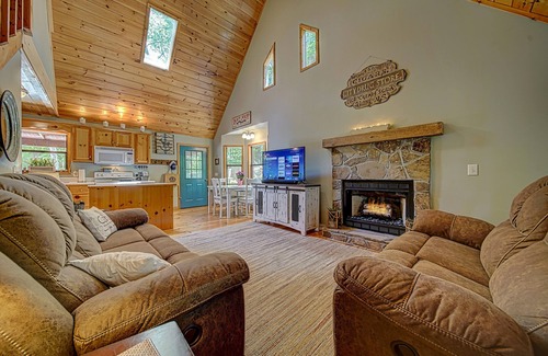 Blairsville Cabin | Book a 31 day stay 5 star reviews Close to Golf, Lake,River,Casino,Winery,