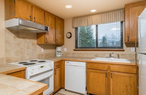 Elkhorn Village Condo | Book a Summer Getaway Today! Appealing Mountain Condo with Golf Course Views in Elkhorn