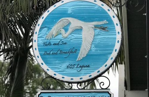 Carlsbad Village Cottage | Book HideAway Retreat with Confidence!nPet friendly