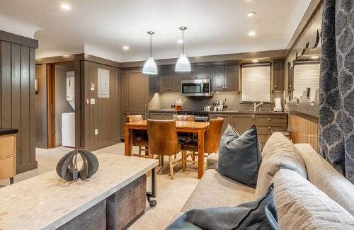 Homewood Cottage | Book Now for a Summer Getaway! Romantic Cottage with WiFi near Homewood Mountain Resort