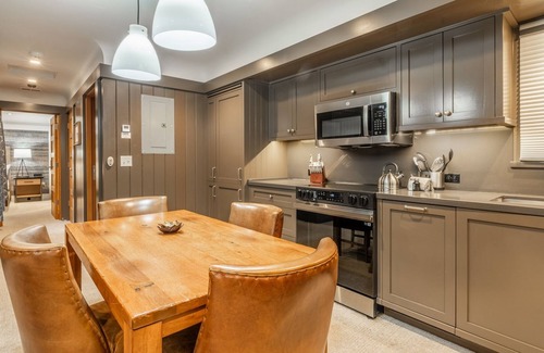 Homewood Cottage | Book Now for a Summer Getaway! Romantic Cottage with WiFi near Homewood Mountain Resort