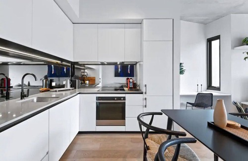 Cremorne Apartment | Book now for NYE- Walk to fireworks, MCG, Cafes & Train